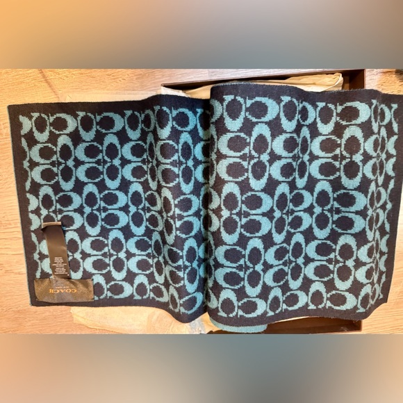 Coach. Unique knitted scarf and hat with embossed and signed coach in blue, new, - Picture 6 of 13